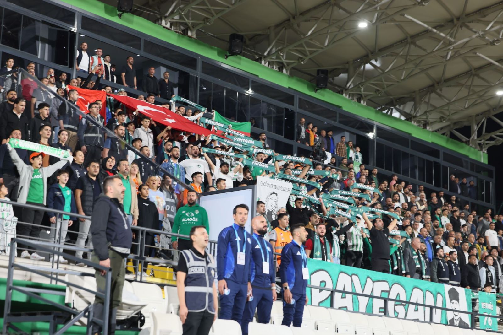 Iğdır FK taraftar grubu PAYEGAN (Ateş Muhafızları) tribünde yerini aldı