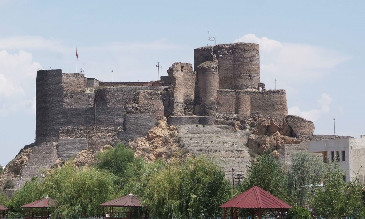 2024/08/oltu-kalesi-hazirlanan-restorasyon-projesi-ile-turizme-kazandirilacak-20240814AW26-1.jpg