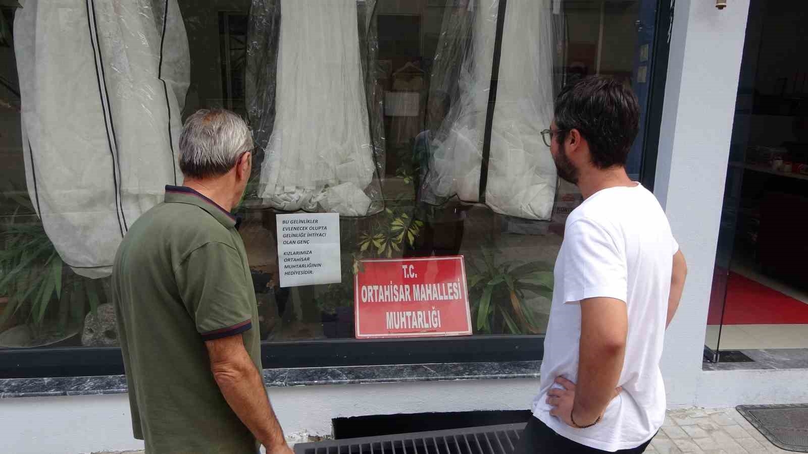 2024/09/mahalle-muhtari-evlenecek-genc-kizlara-gelinlik-hediye-ediyor-20240907AW28-1.jpg