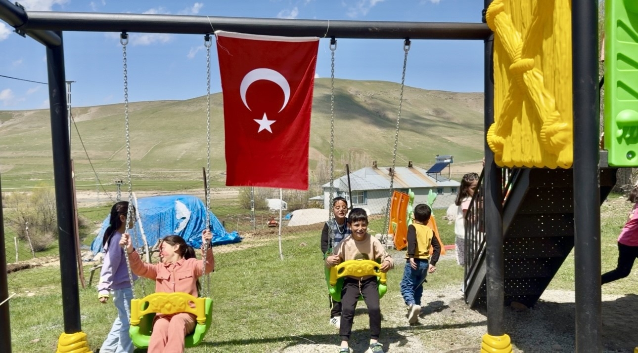2025/04/fedakar-ogretmenden-koy-cocuklarina-veda-hediyesi-okul-bahcesine-nese-dolu-park-20250430AW44-1.jpg