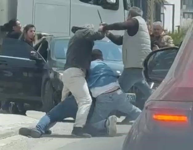 2025/04/izmirde-iki-surucu-satirlarla-birbirine-girdi-dehset-anlari-kamerada-20250429AW44-1.jpg