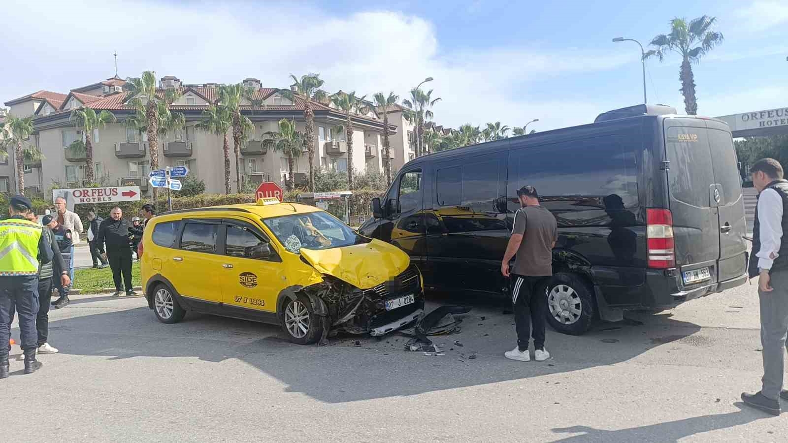 2025/04/minibus-ile-ticari-taksi-kavsakta-carpisti-2si-turist-3-yarali-20250405AW42-1.jpg
