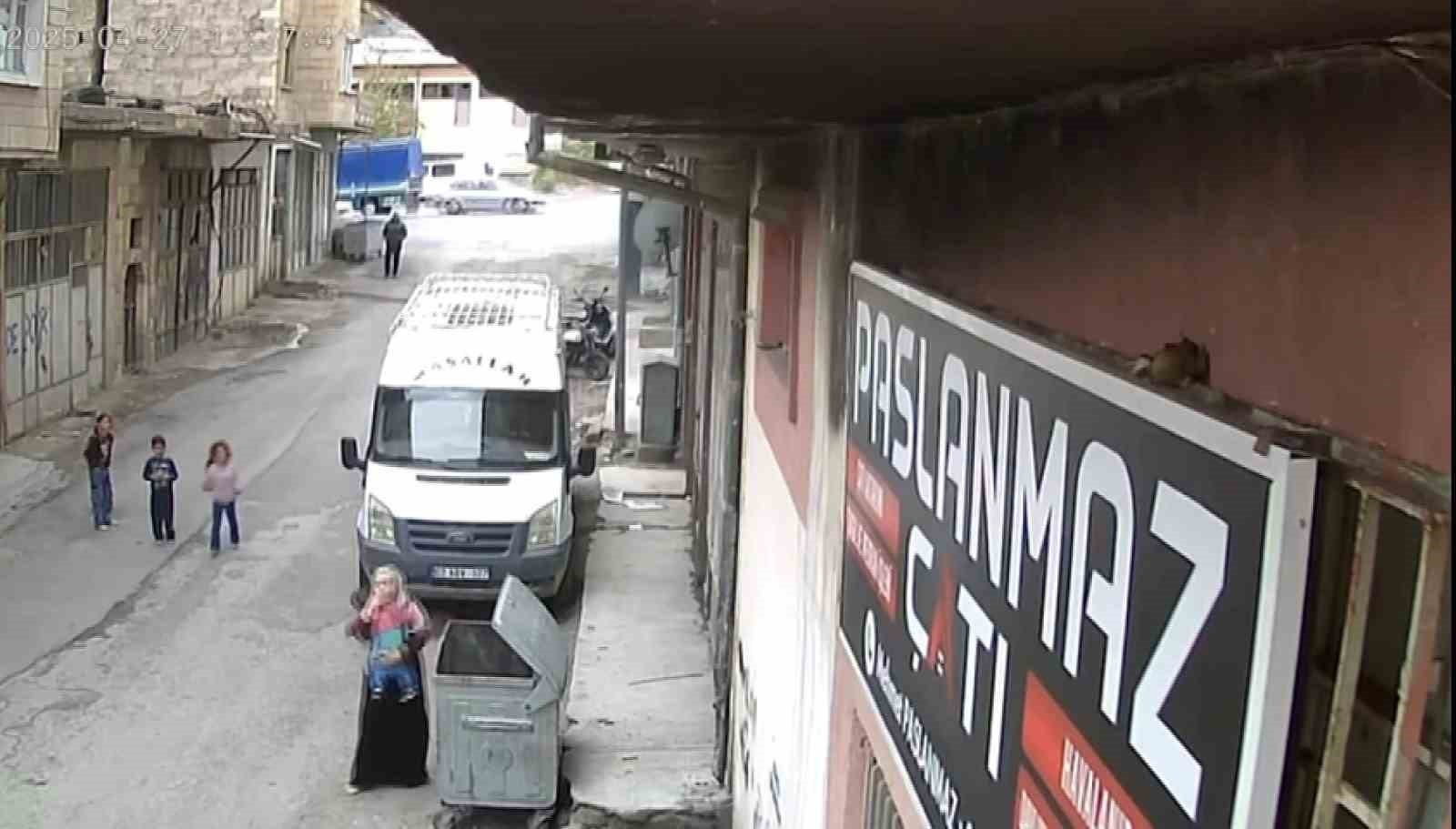 2025/04/nevsehirde-balkondan-cop-konteynerine-dusen-bebek-agir-yaralandi-dusme-ani-kamerada-20250428AW44-1.jpg