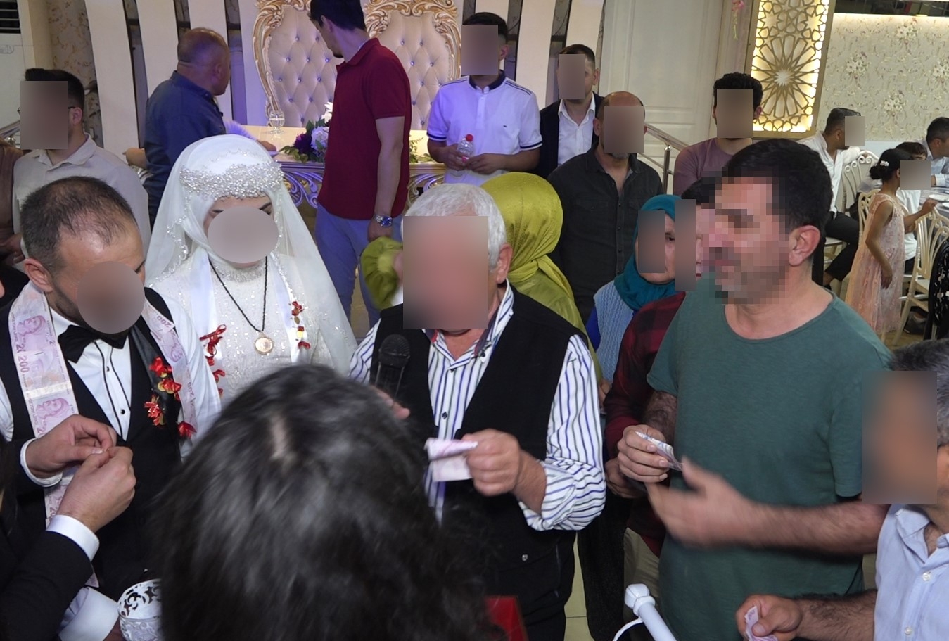 2025/05/adanada-akilalmaz-dugun-hirsizligi-davetli-gibi-girip-100-bin-tllik-takiyi-caldi-kameralara-yakalandi-20250502AW44-1.jpg