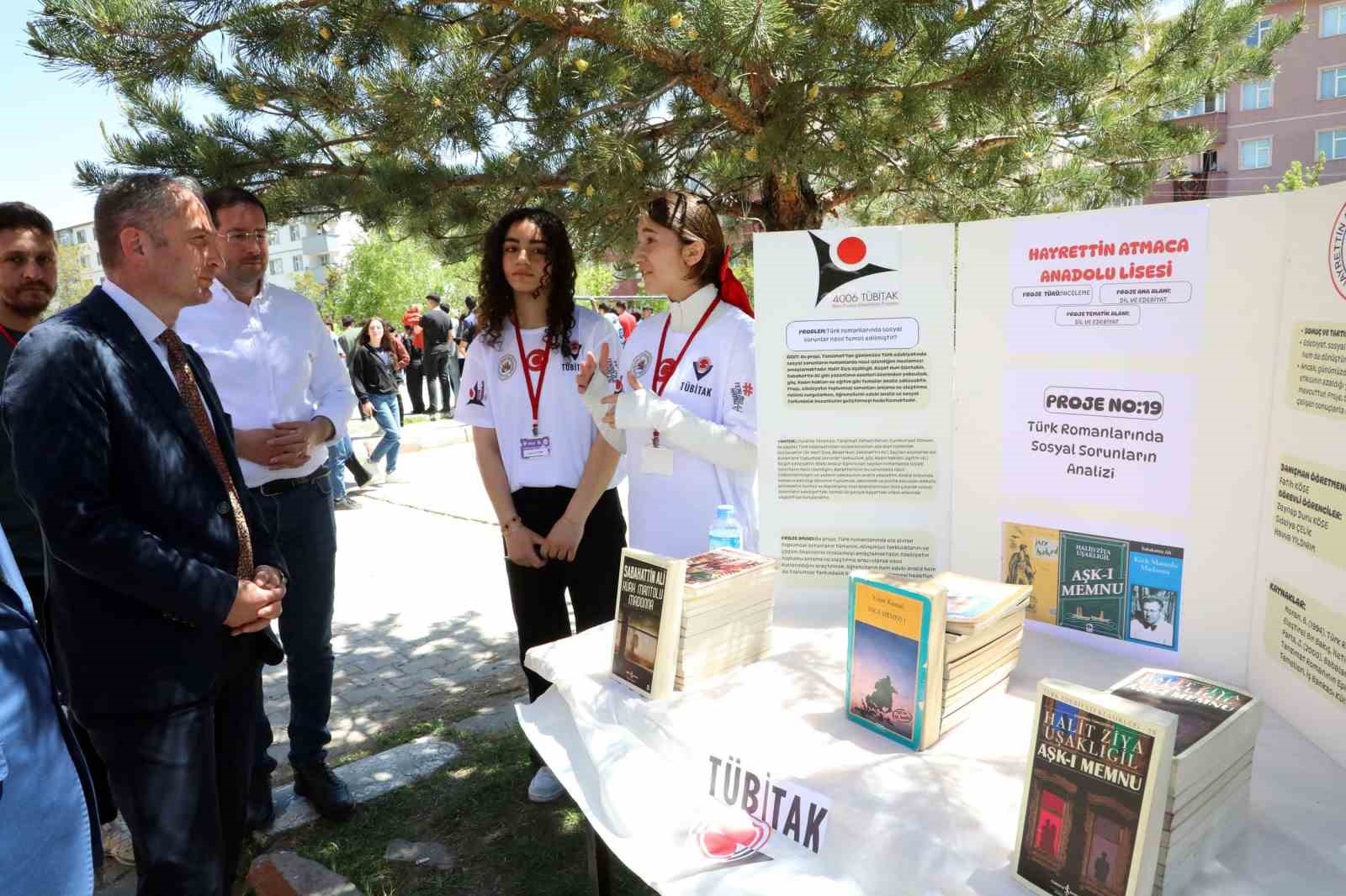 2025/05/agri-hayrettin-atmaca-anadolu-lisesinden-19-proje-tubitak-fuarinda-sergilendi-20250524AW46-1.jpg