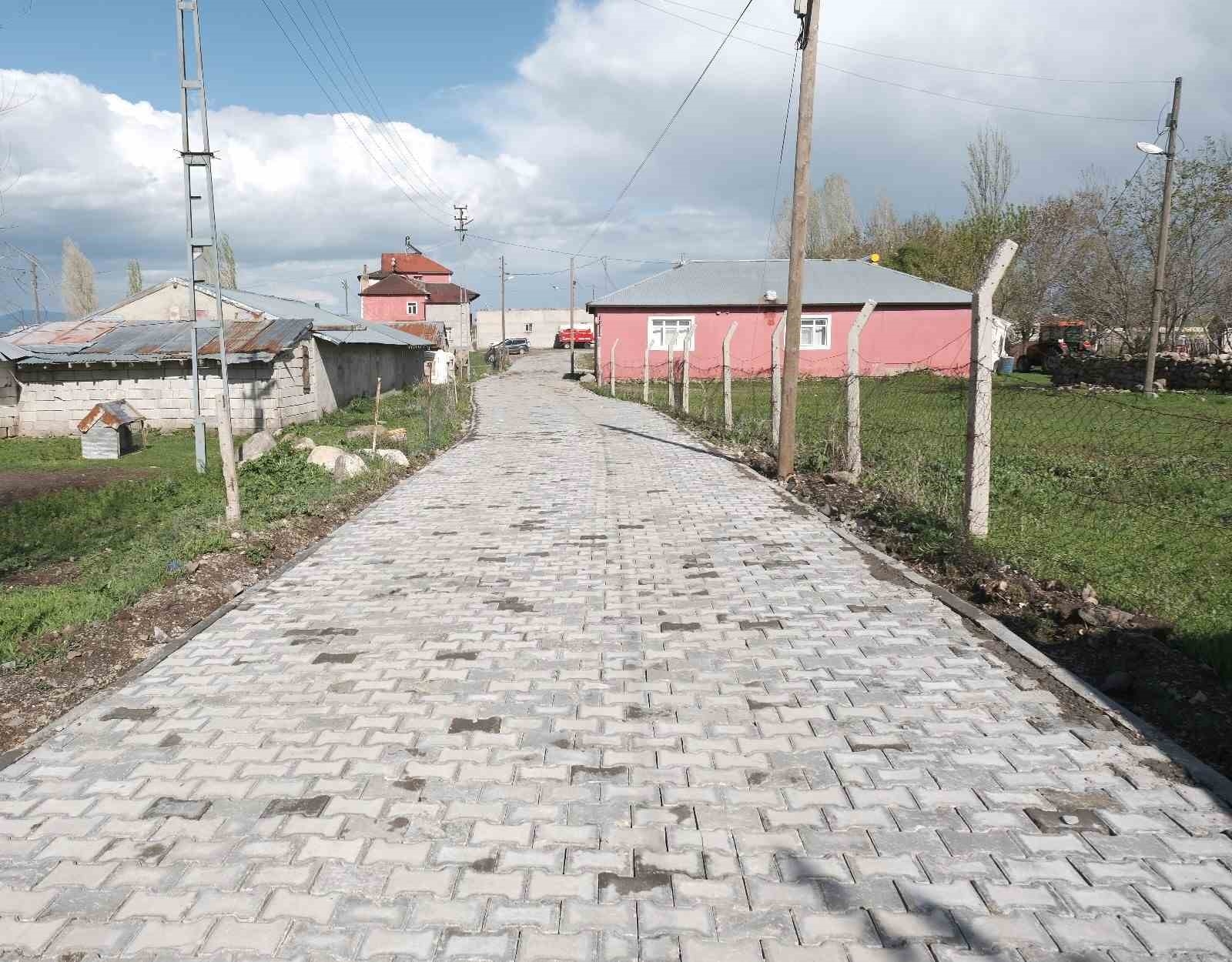 2025/05/agrida-yolluyazi-koy-ici-yoluna-3-bin-metrekare-kilit-parke-dosendi-20250516AW45-1.jpg