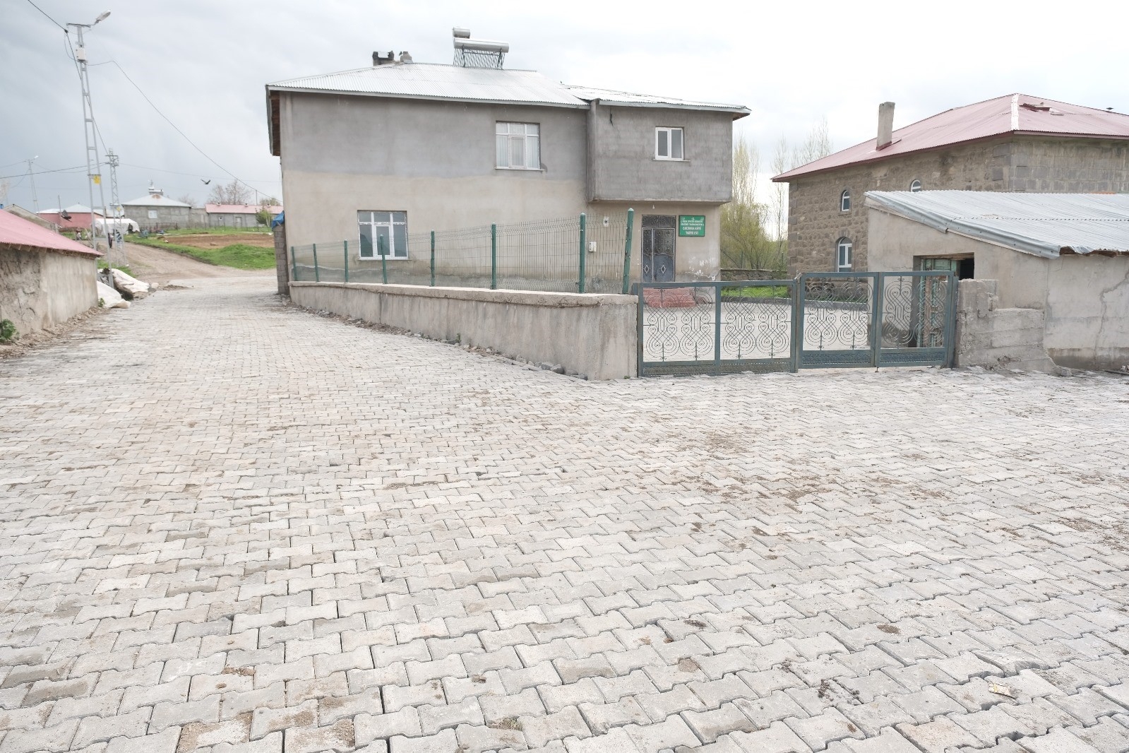 2025/05/agrinin-cakiroba-koyunde-3500-metrekarelik-kilit-parke-tasi-calismasi-tamamlandi-20250524AW46-1.jpg