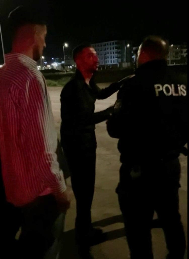2025/05/aksarayda-dugun-salonu-savas-alanina-dondu-gelin-ve-damat-yakinlarinin-kavgasi-sokaga-tasti-polise-biber-gazi-sikildi-20250505AW44-1.jpg