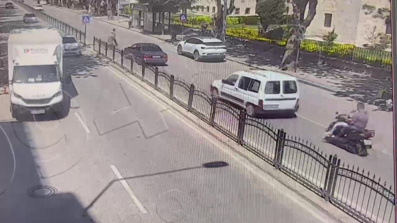 2025/05/amasyada-cep-telefonuna-bakan-motosiklet-surucusu-kaza-yapti-o-anlar-kamerada-20250524AW46-1.jpg