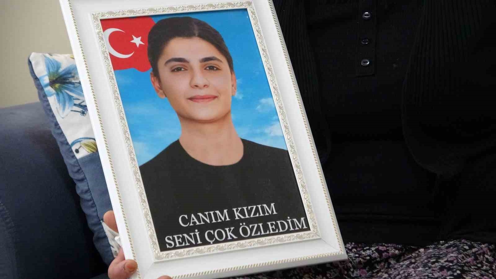 2025/05/anneler-gunu-feryadi-kizim-gelince-bayram-edecegim-20250510AW45-1.jpg
