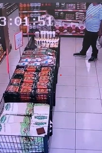 2025/05/antalyada-yasli-adamin-market-cuzdani-guvenlik-kamerasina-yakalandi-20250511AW45-1.jpg