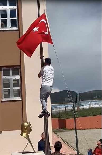 2025/05/ardahanda-beden-egitimi-ogretmeninden-ornek-davranis-direge-tirmanip-bayragi-kurtardi-20250530AW46-1.jpg