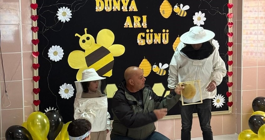 2025/05/ardahanda-dunya-ari-gunu-anaokulu-ogrencileriyle-kutlandi-20250521AW45-2.jpg
