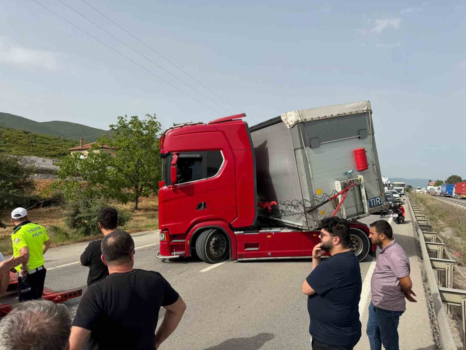 2025/05/ari-isirdi-tir-makas-atti-istanbul-bursa-karayolu-saatlerce-kapandi-20250517AW45-1.jpg