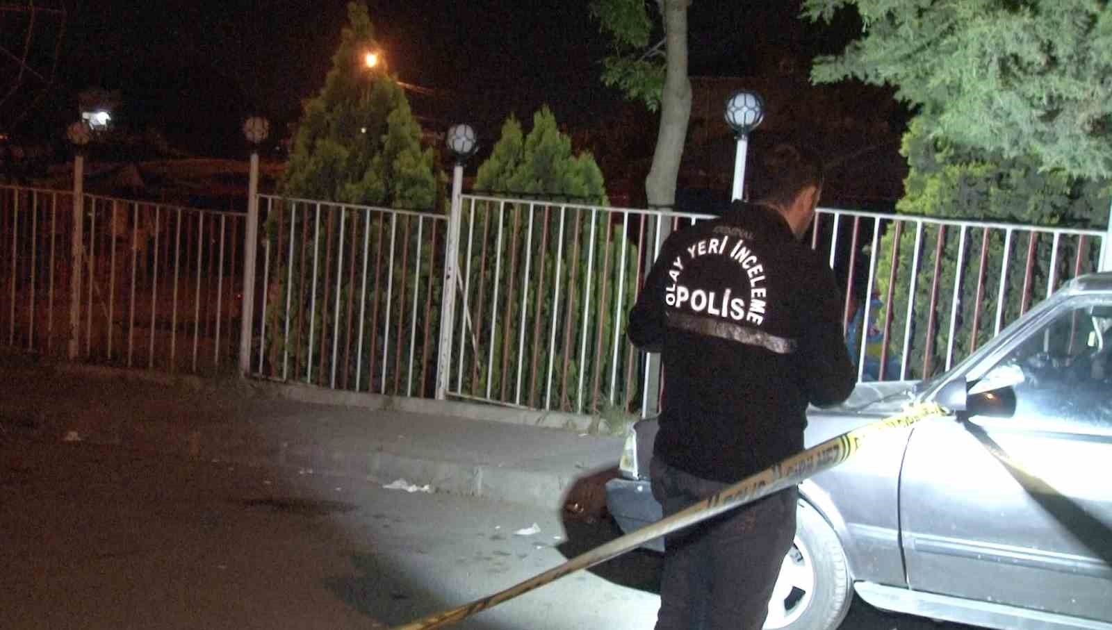 2025/05/arnavutkoyde-dugun-sonrasi-silahli-kavga-1-yarali-4-arac-hasarli-20250512AW45-1.jpg