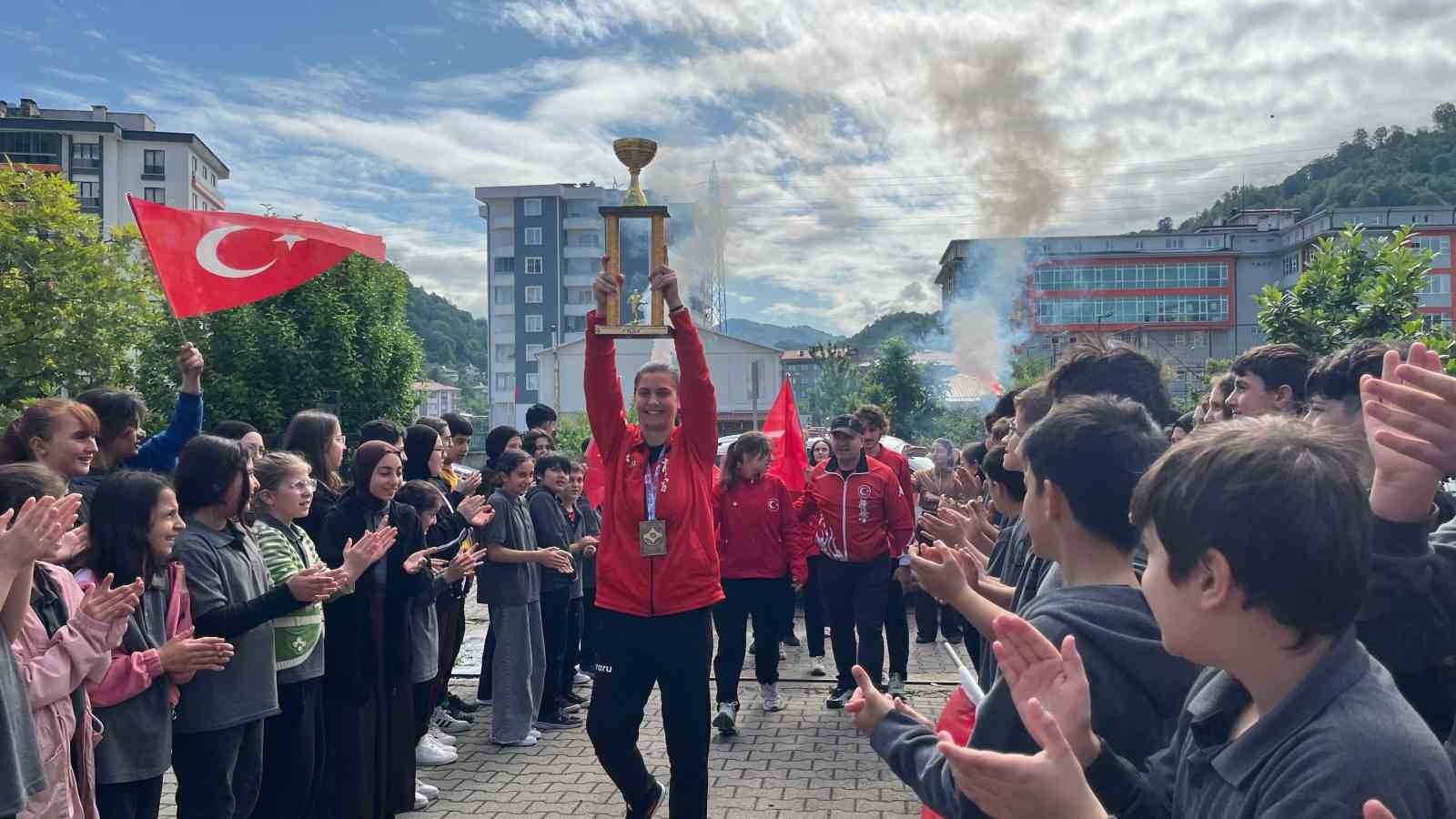 2025/05/artvinli-cayci-nisagul-buyuk-avrupa-karate-sampiyonu-oldu-20250530AW46-1.jpg