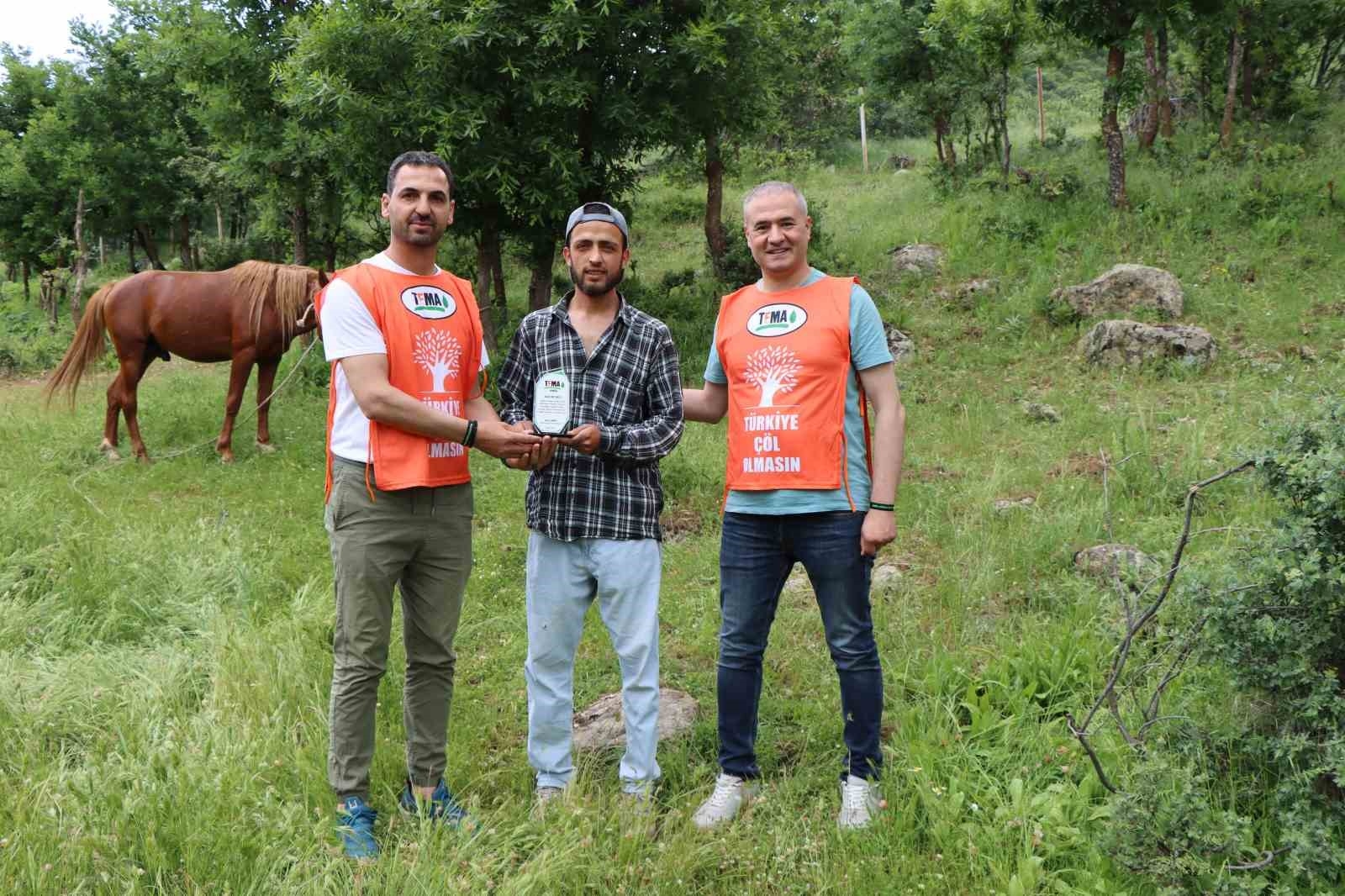 2025/05/bingolde-buzagisinin-olumuyle-tetiklenen-cevre-duyarliligi-ali-salci-koyunu-temizliyor-20250531AW46-1.jpg