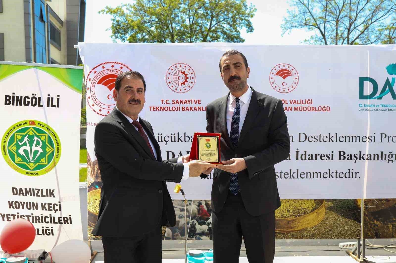 2025/05/bingolde-ciftcilere-buyuk-destek-gunes-enerjisi-kirkim-ve-ilaclama-makineleri-hibe-edildi-20250507AW44-1.jpg