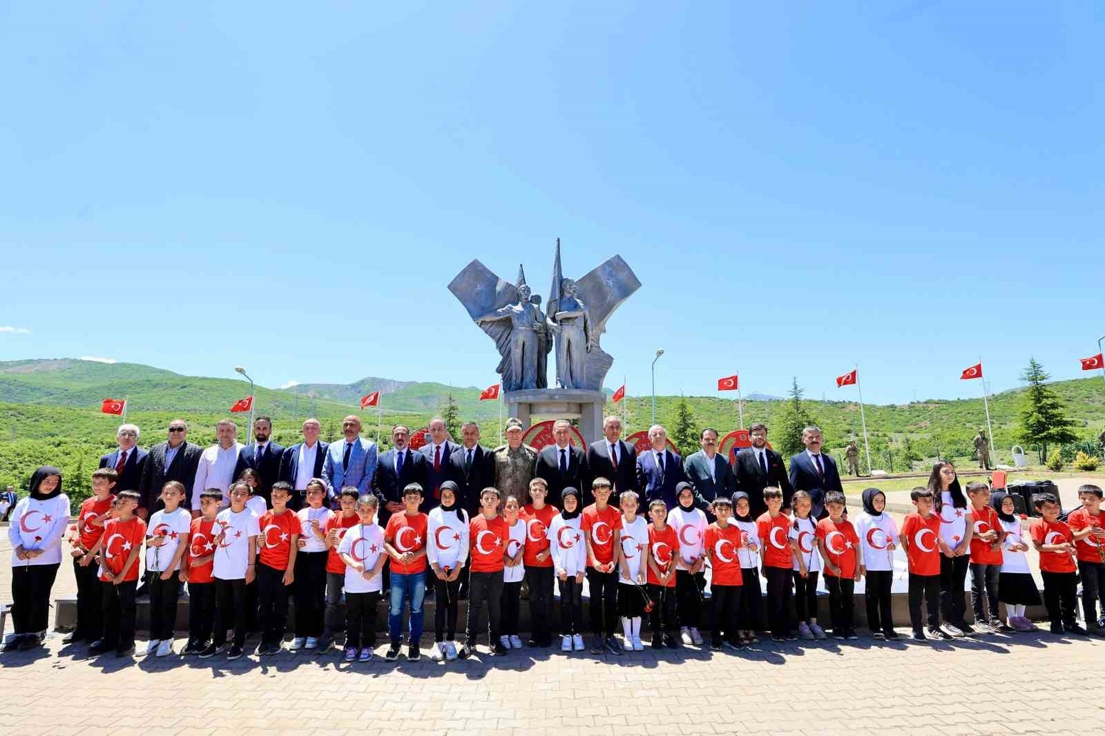 2025/05/bingolde-pkkli-teroristler-tarafindan-sehit-edilen-33-er-anildi-20250524AW46-1.jpg