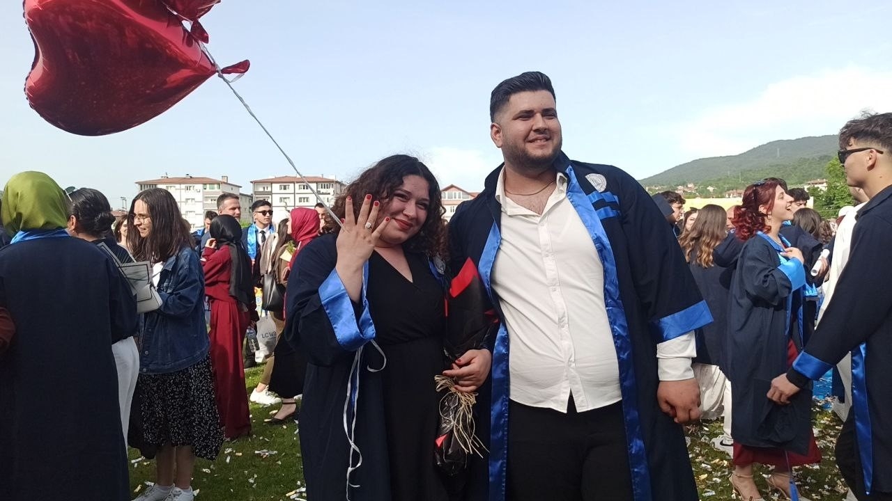 2025/05/bulent-ecevit-universitesi-mezuniyet-toreninde-cosku-ve-evlilik-teklifi-bir-arada-20250525AW46-1.jpg