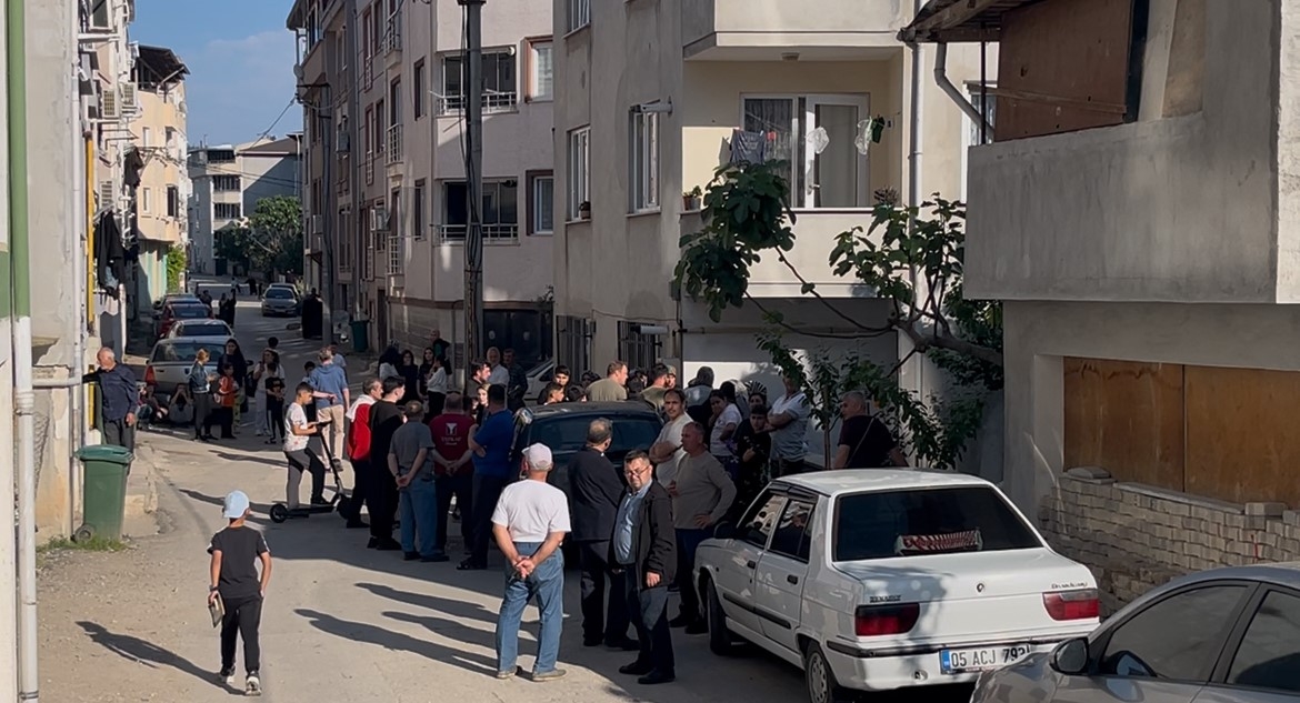 2025/05/bursada-cop-atma-kavgasi-kanli-bitti-3-yarali-20250512AW45-1.jpg