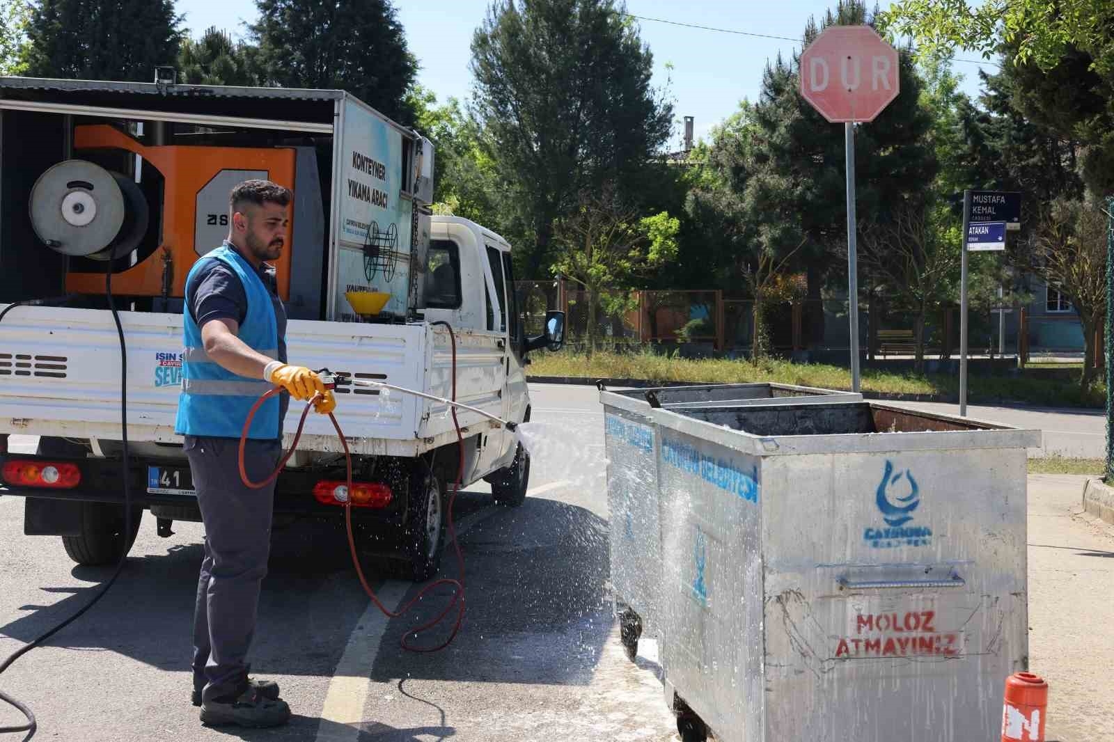 2025/05/cayirova-belediyesinden-yerinde-konteyner-yikama-calismasi-20250506AW44-1.jpg