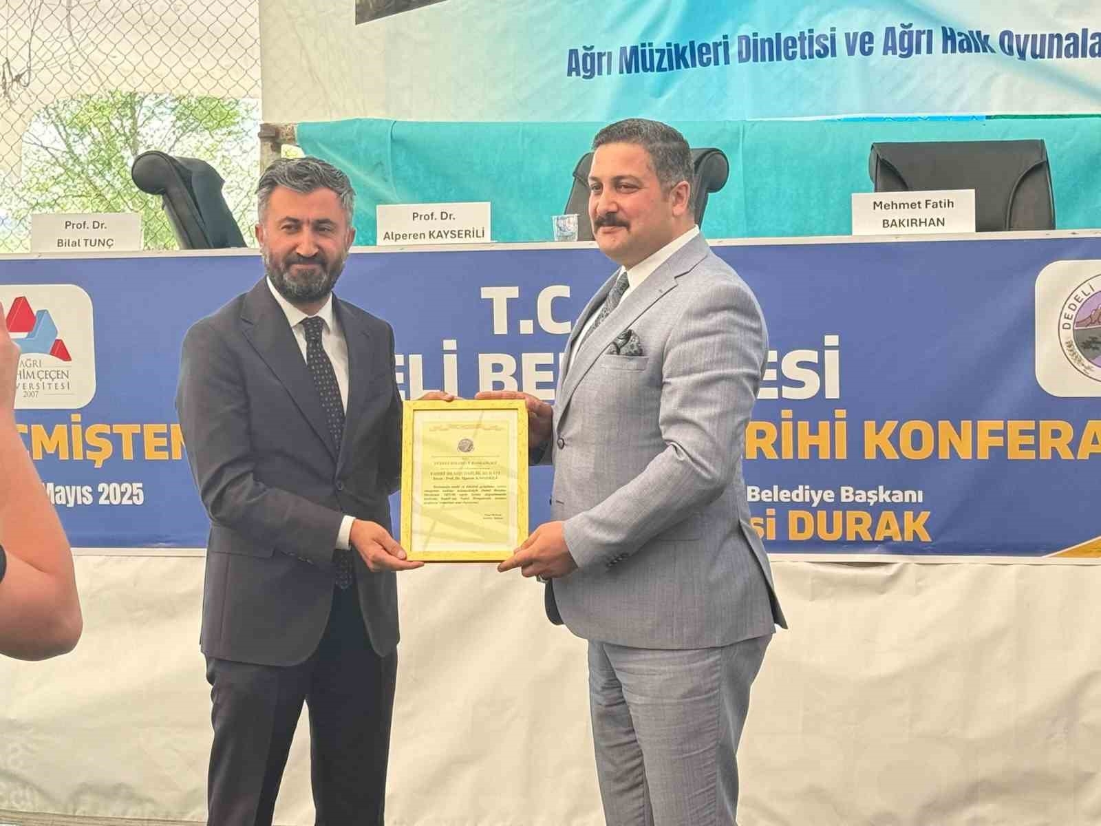 2025/05/dedeli-tarihi-konferansina-yogun-ilgi-gecmisten-gunumuze-beldenin-onemine-vurgu-yapildi-20250531AW46-1.jpg