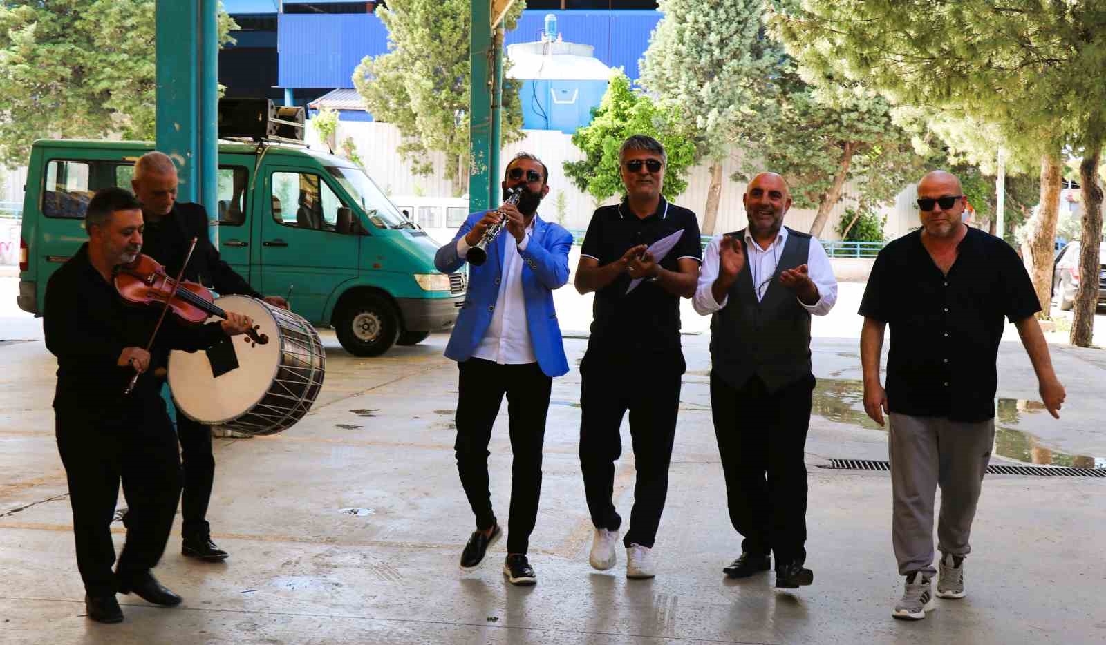 2025/05/denizlide-ruhsat-mucadelesini-kazanan-firma-karari-davul-zurnayla-belediyeye-teslim-etti-20250517AW45-1.jpg