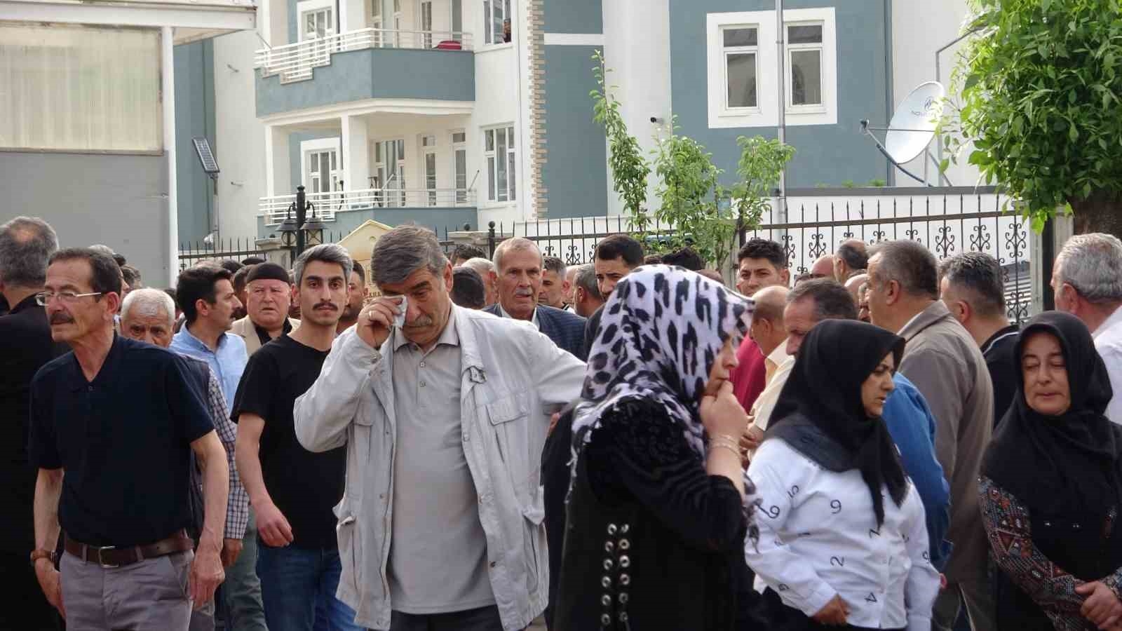2025/05/doga-yuruyusunde-kaybolan-ve-cansiz-bedeni-bulunan-mudur-yardimcisi-topraga-verildi-20250528AW46-1.jpg