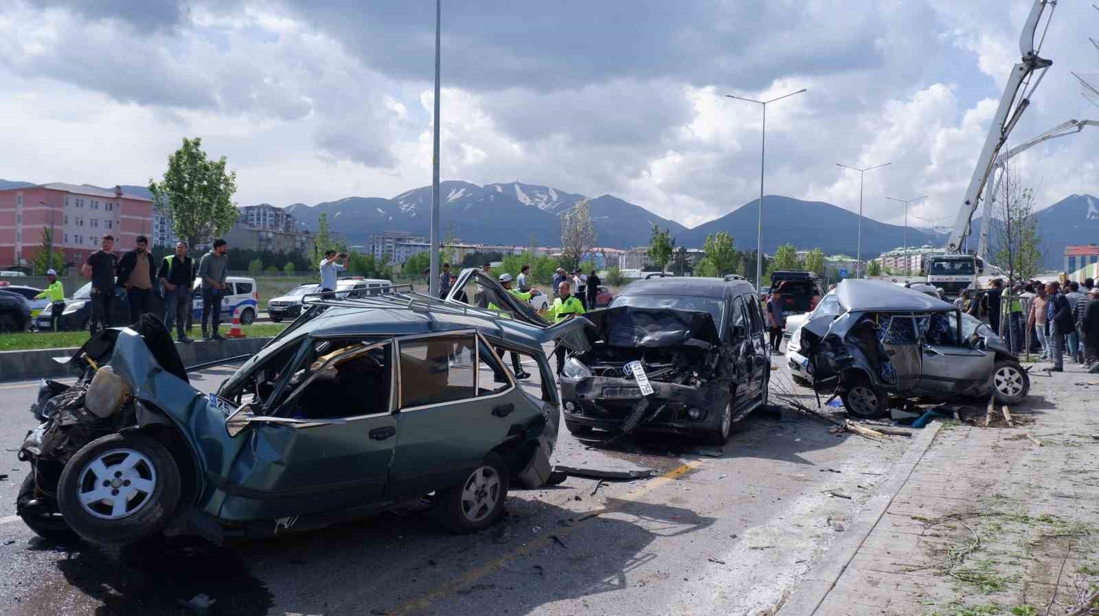 2025/05/erzurumda-korkunc-kaza-mikser-kontrolden-cikti-8-araci-hurdaya-cevirdi-20250527AW46-1.jpg