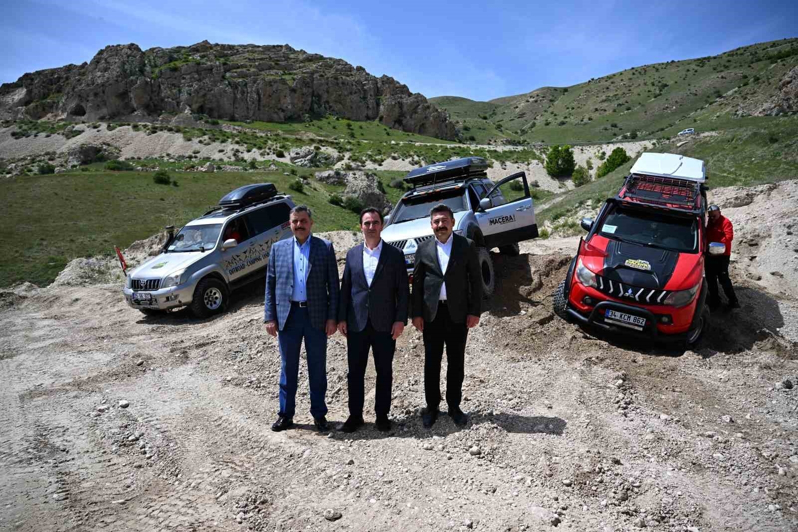 2025/05/erzurumlu-offroadcular-terorsuz-turkiye-sloganiyla-yollara-cikti-20250520AW45-1.jpg