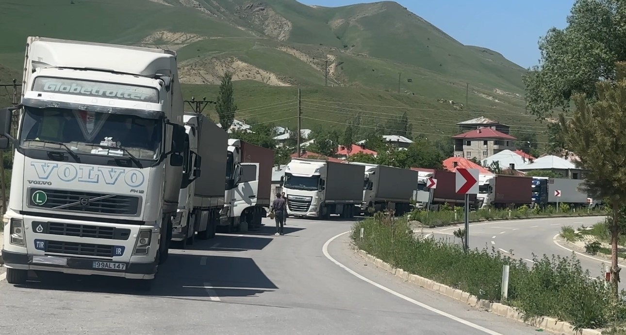 2025/05/esendere-gumruk-kapisinda-2-kilometrelik-tir-kuyrugu-iran-tarafindaki-sistemsel-sorunlar-nedeniyle-magduriyet-20250523AW46-1.jpg
