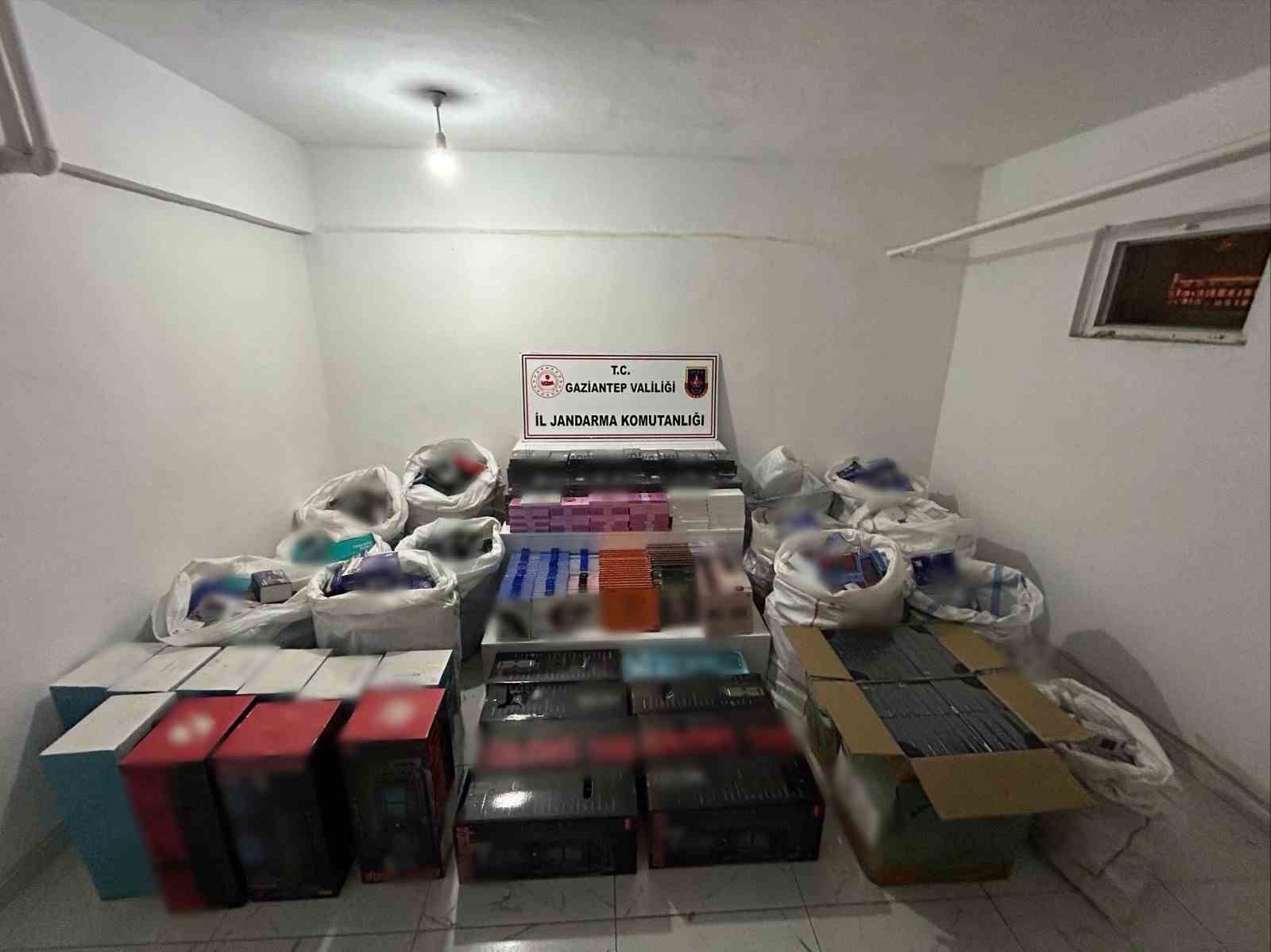 2025/05/gaziantep-jandarmasindan-kacak-elektronik-operasyonu-3-milyon-tllik-vurgun-onledi-20250511AW45-1.jpg