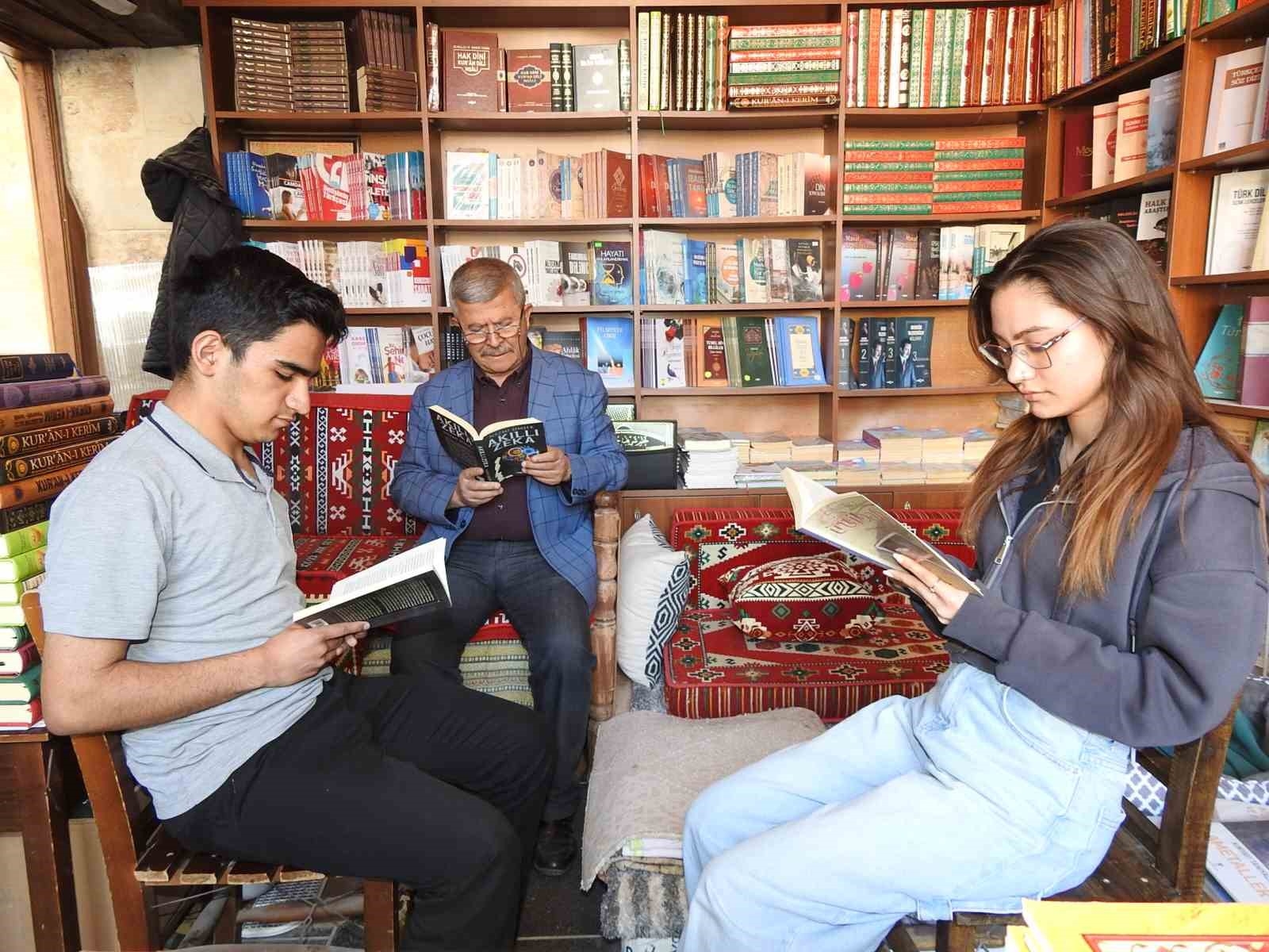 2025/05/gaziantepli-70lik-kitap-kurdu-60-yildir-okuyor-47-yildir-sahaflik-yapiyor-20250507AW44-1.jpg