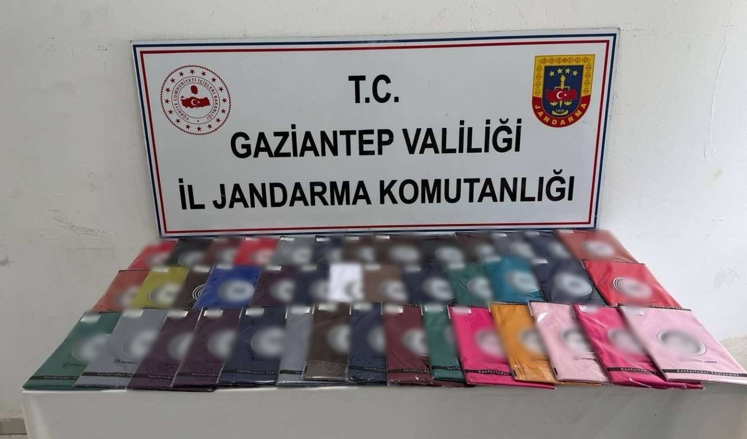 2025/05/gaziantepte-sahte-markali-urun-operasyonu-2-milyon-tllik-ayakkabi-ve-esarp-ele-gecirildi-20250512AW45-1.jpg