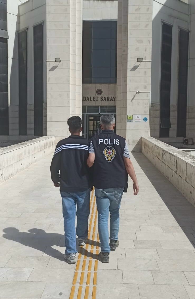 2025/05/havranda-yasli-kadini-dolandiran-sahte-polis-yakalandi-20250524AW46-1.jpg