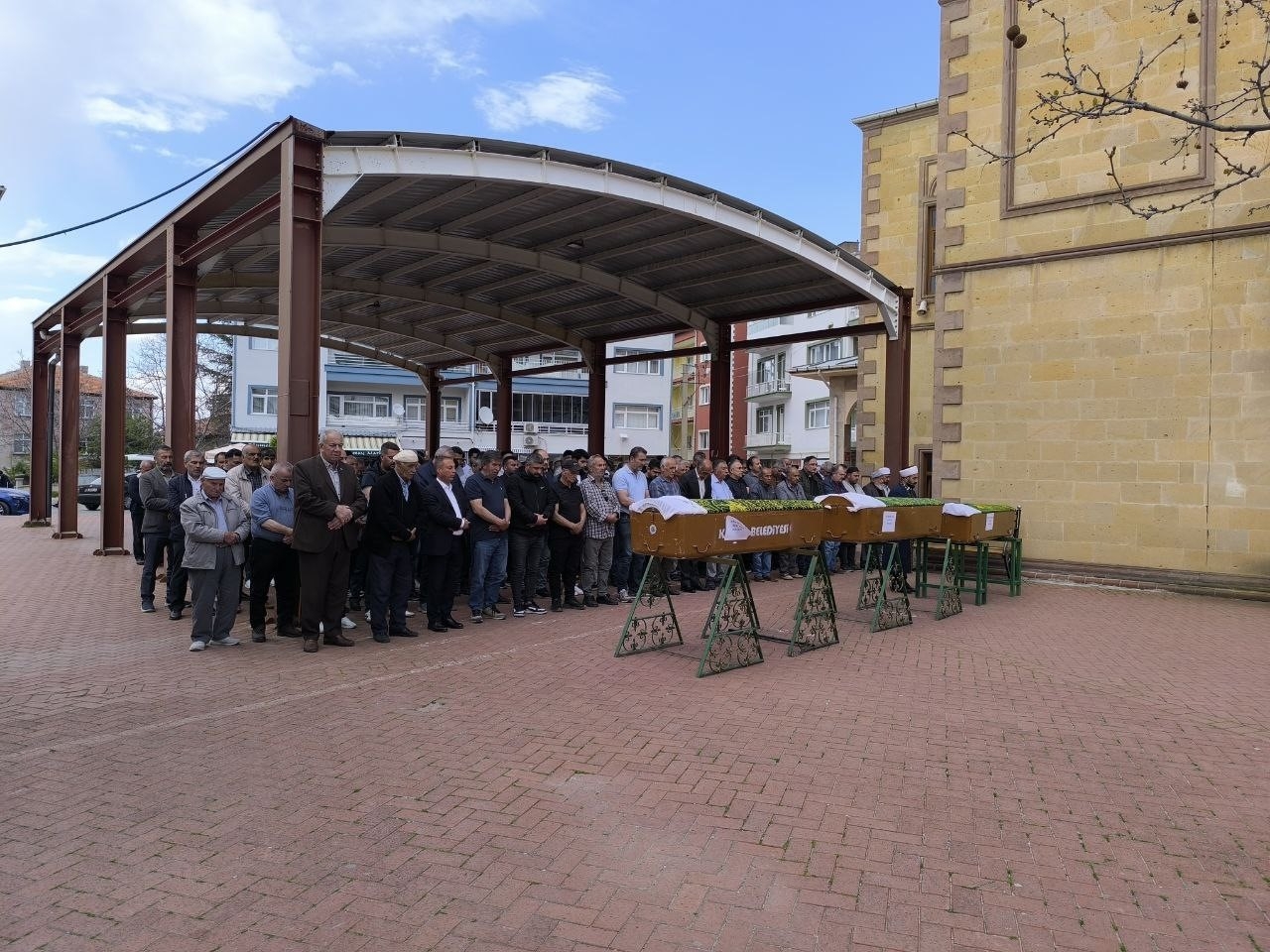 2025/05/hendekte-otomobilin-carptigi-iki-kardes-kirsehirde-topraga-verildi-20250506AW44-1.jpg
