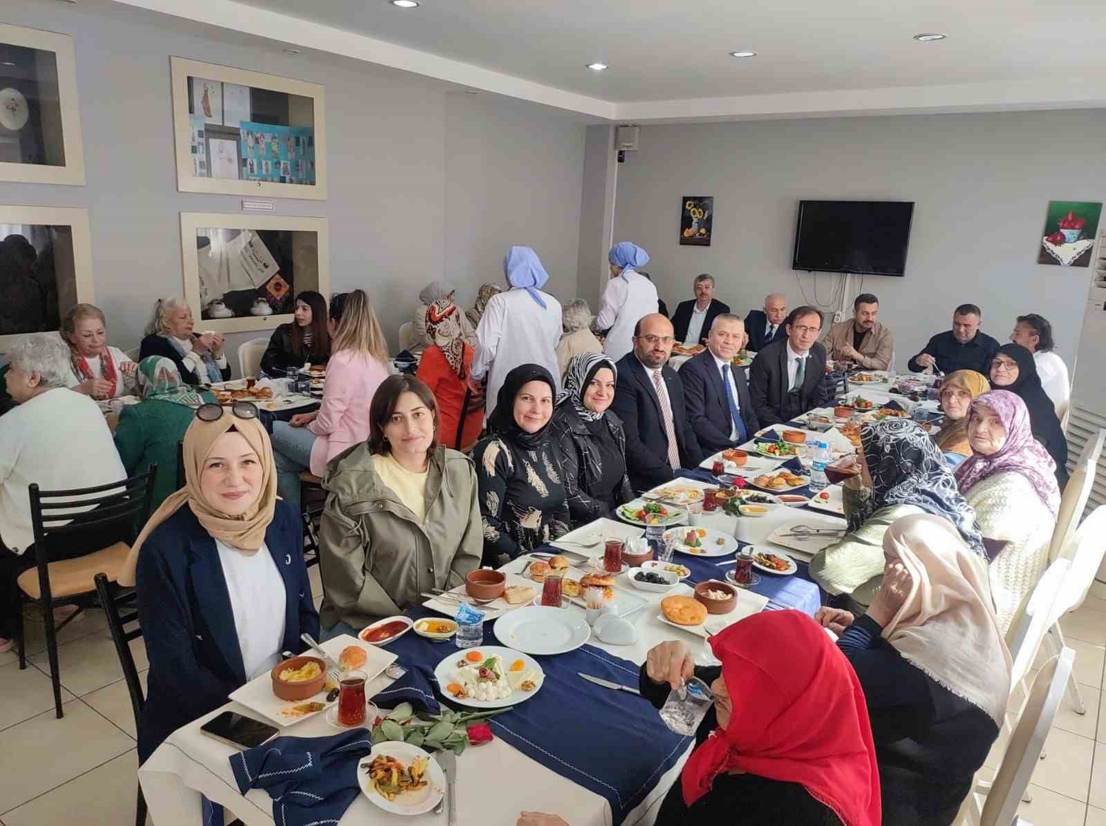 2025/05/huzurevi-sakininin-gelinlik-hayali-gerceklesti-20250509AW45-1.jpg