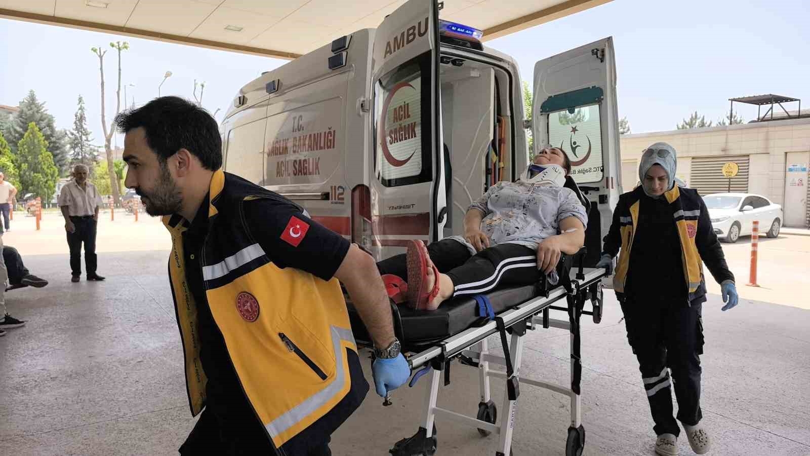 2025/05/inegolde-elektrikli-bisiklet-kazasi-anne-ve-oglu-yaralandi-minik-yusuf-oyuncagini-birakmadi-20250524AW46-1.jpg