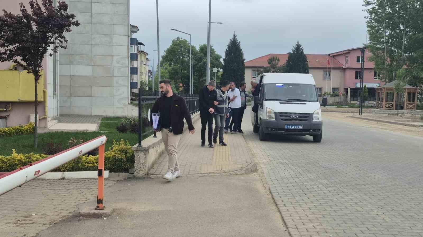 2025/05/istanbul-ve-yalovada-polis-kiligina-giren-dolandiricilik-cetesine-operasyon-5-tutuklama-20250511AW45-1.jpg