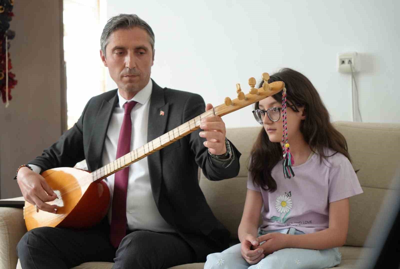 2025/05/kalp-hastasi-nursimaya-milli-egitim-mudurunden-unutulmaz-piyano-baglama-resitali-surprizi-20250530AW46-1.jpg