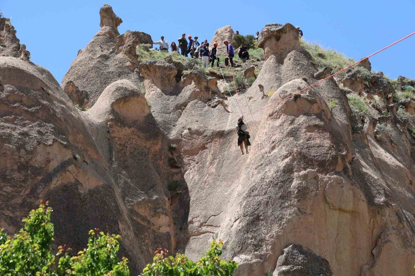 2025/05/kapadokyada-sicak-hava-balonu-peri-bacalarinin-uzerine-guvenli-inis-yapti-20250521AW45-1.jpg
