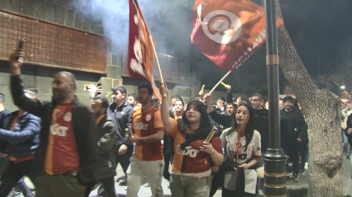 2025/05/karsta-galatasaraylilar-sokaklara-akin-etti-20250518AW45-1.jpg