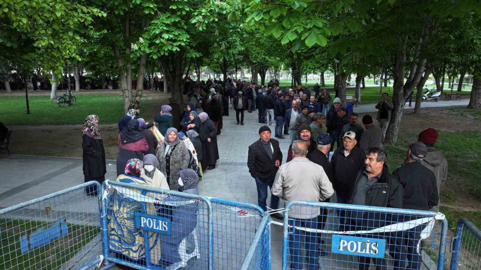 2025/05/kayserili-vatandaslar-organik-fide-almak-icin-uzun-kuyruklar-olusturdu-20250506AW44-1.jpg