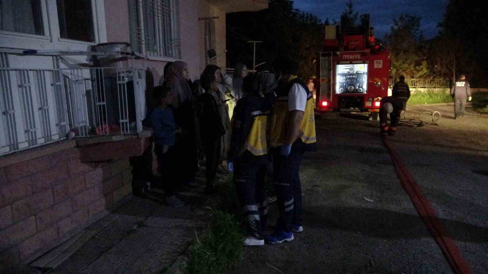 2025/05/malatyada-apartman-yangini-panigi-11-kisi-dumandan-etkilendi-20250508AW45-1.jpg