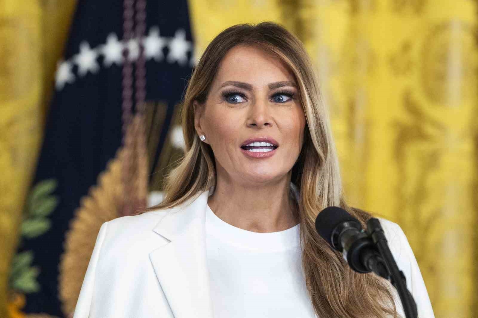 2025/05/melania-trumpin-slovenyadaki-bronz-heykeli-calindi-20250516AW45-1.jpg