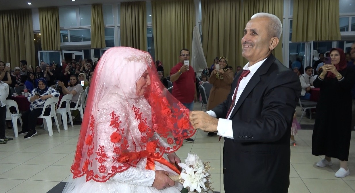 2025/05/mevlut-ve-havva-cifti-33-yil-sonra-hayallerindeki-dugunle-ikinci-baharlarini-yasadi-20250530AW46-1.jpg
