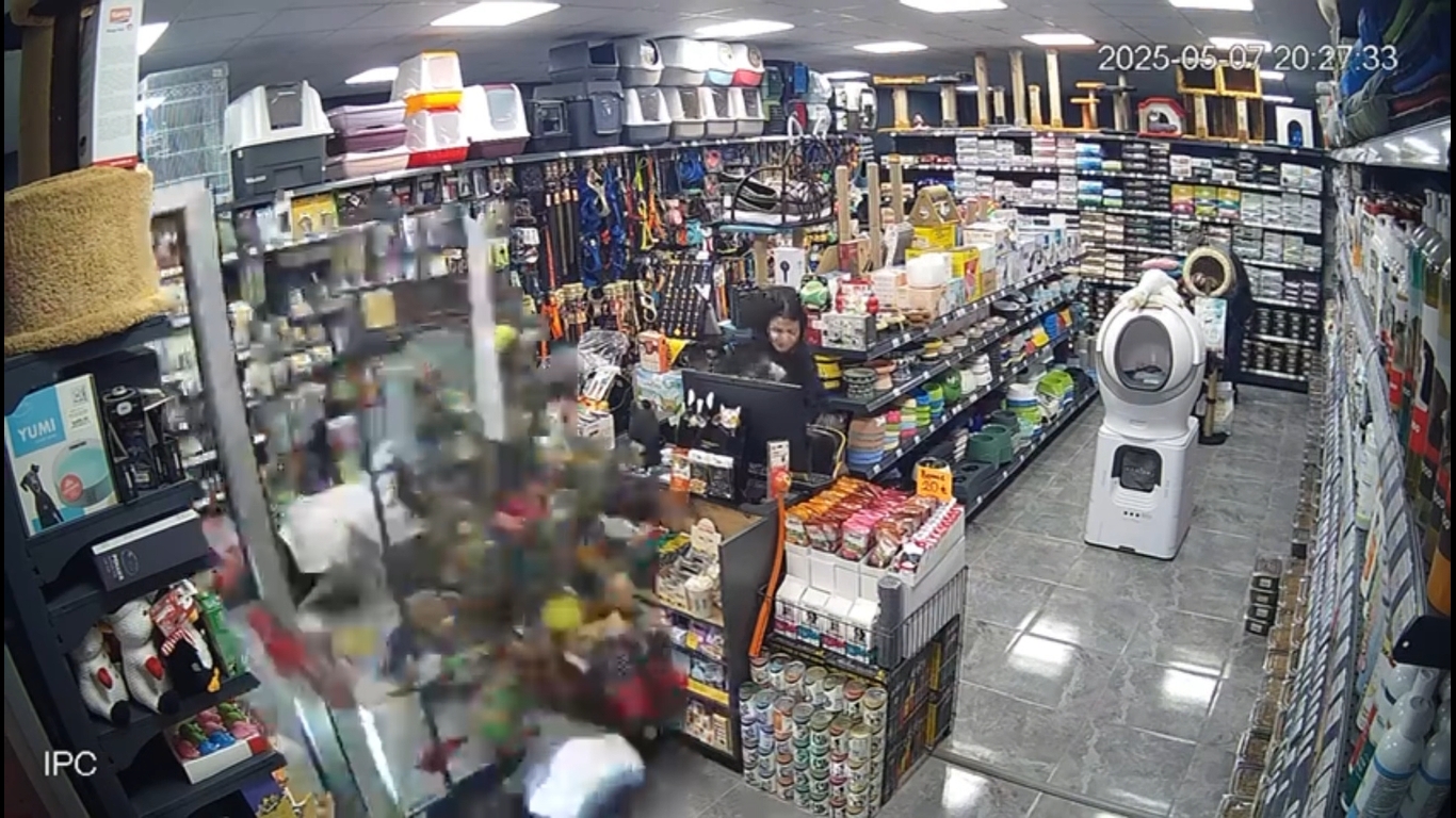 2025/05/motosiklet-kadin-surucusu-ile-birlikte-petshop-magazasinin-camindan-iceriye-daldi-20250508AW44-1.jpg