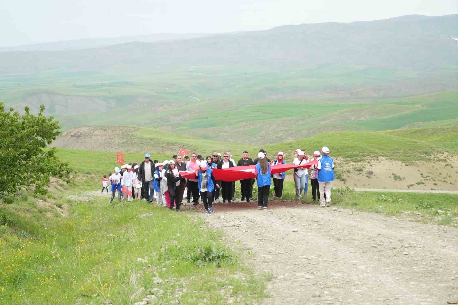 2025/05/musta-gencler-turk-bayragiyla-dogada-bulustu-20250519AW45-1.jpg