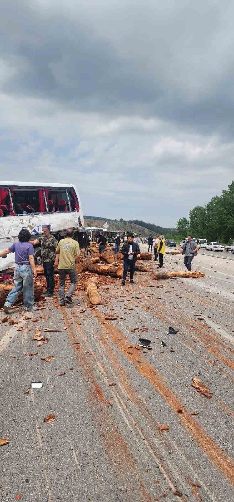 2025/05/otobus-kamyon-ve-otomobil-carpisti-6-olu-cok-sayida-yarali-20250510AW45-2.jpg